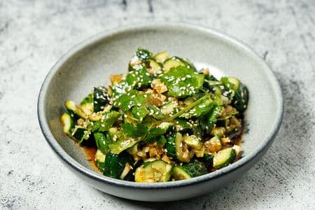 Огурцы люкс, масло кунжутное, соевый соус, кешью, кунжут, кинза, соус кимчи