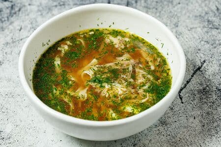 Куриный бульон, вермишель, куриное филе, перепелиное яйцо, зелень