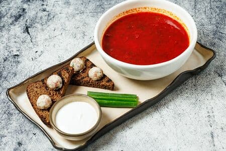 Соль, перец черный, сахар, фреш чесночный, укроп, петрушка, сметана, лук зеленый, хлеб бородинский