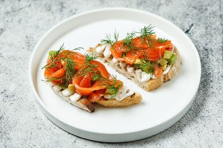 Хлеб зерновой, лосось слабосоленый, авокадо, помидоры, сливочный