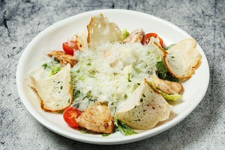 Листья салата Романо, куриное филе, помидоры черри, сыр пармезан, соус