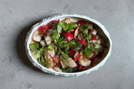 редис свежий, соус соевый, масло оливковое, масло кунжутное, соус свит чили, чеснок, кинза, лук-шалот, орех кешью, укроп