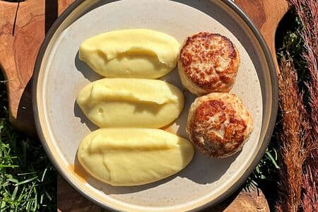 Куриный фарш, картофельное пюре, сливочное масло