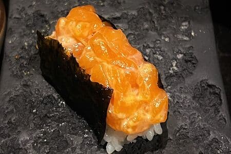 Лосось, рис, нори, спайси соус
